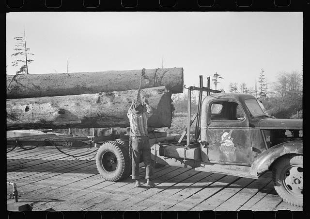Photo:Tillamook Oregon 1941 Logs Truck at Pond Logging Truck Loading