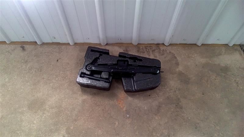 SANTA FE  2015 Jack 104397732 NO FOAM TRAY NO SPARE TIRE