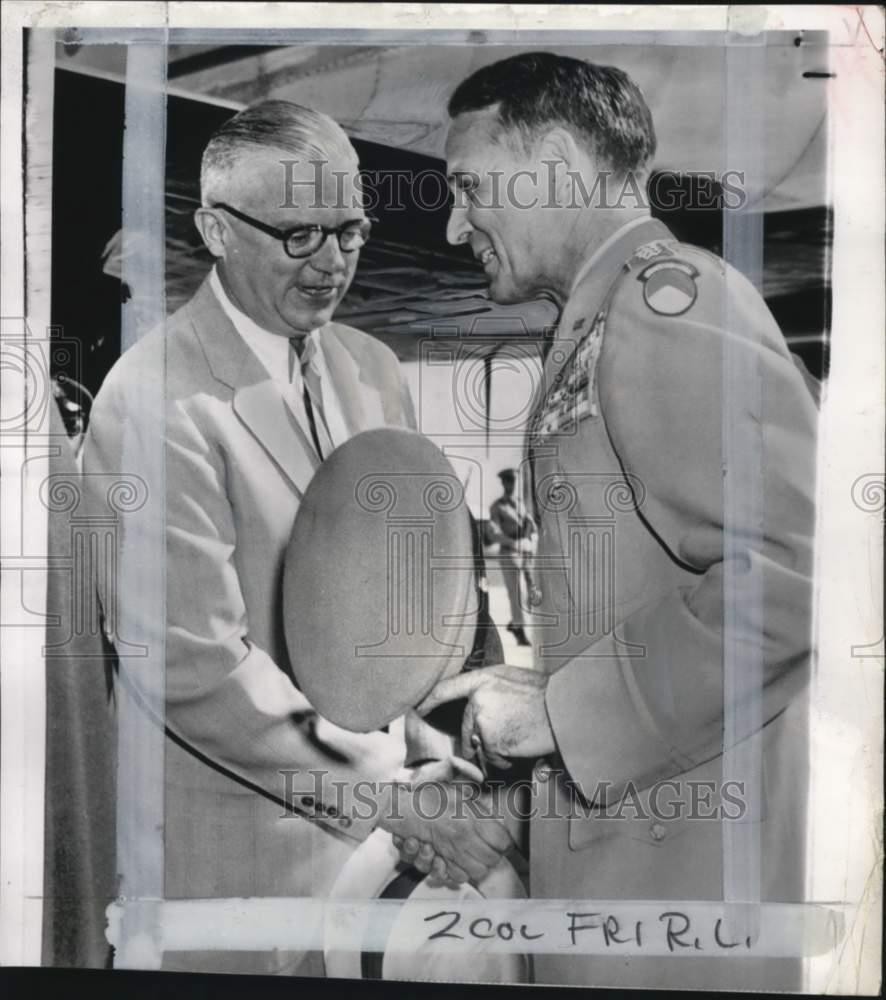 1955 Press Photo Army's General Maxwell Taylor & Robert Stevens in DC airport