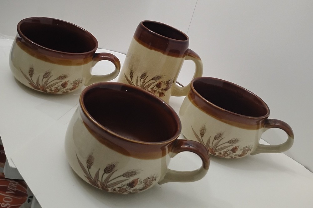 Brown Wheat Stoneware Glazed coffee mugs 1970s Set Of 4 Vintage Great Condition