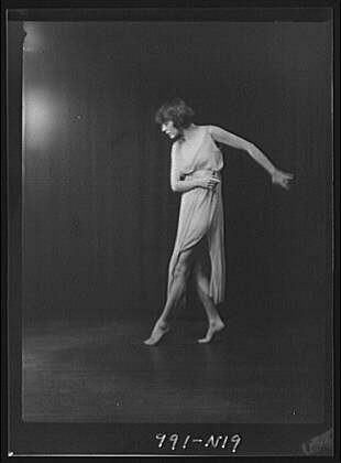 Florence Noyes dancers,performances,women,fabrics,costumes,y,Arnold Genthe,1915
