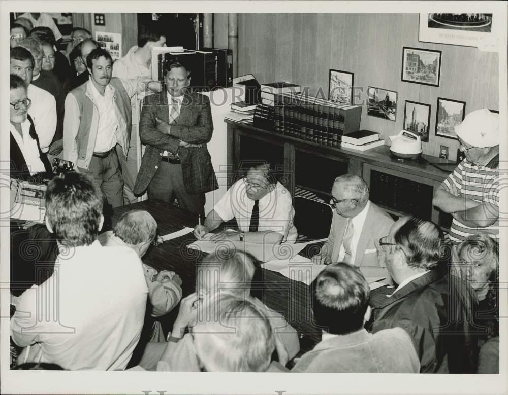 1989 Press Photo Election commission announces results at Holyoke City Hall.