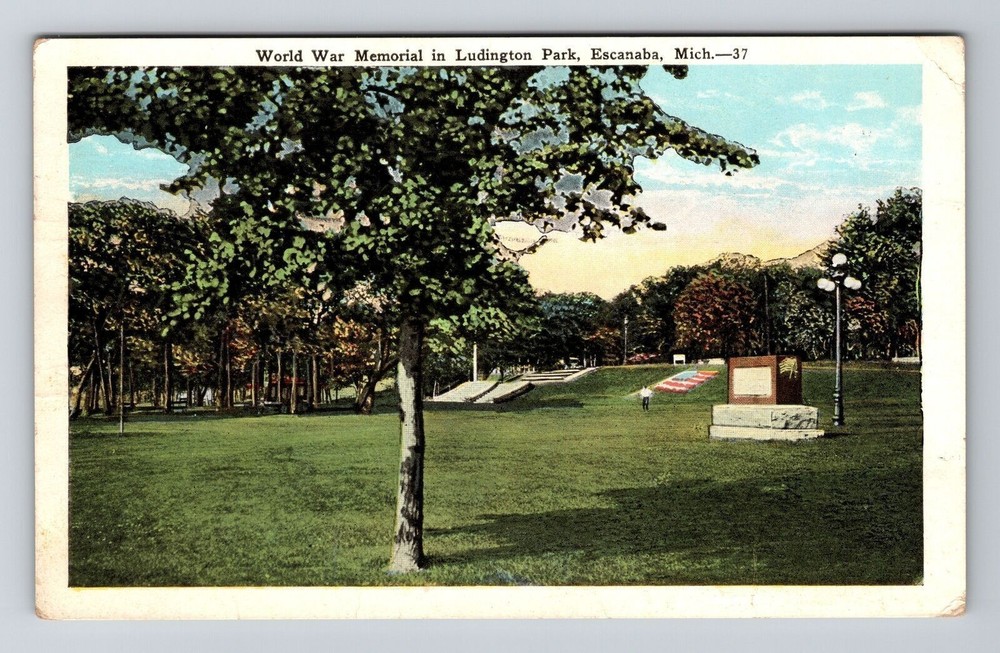 Escanaba MI-Michigan, World War Memorial, Ludington Park, Vintage Postcard