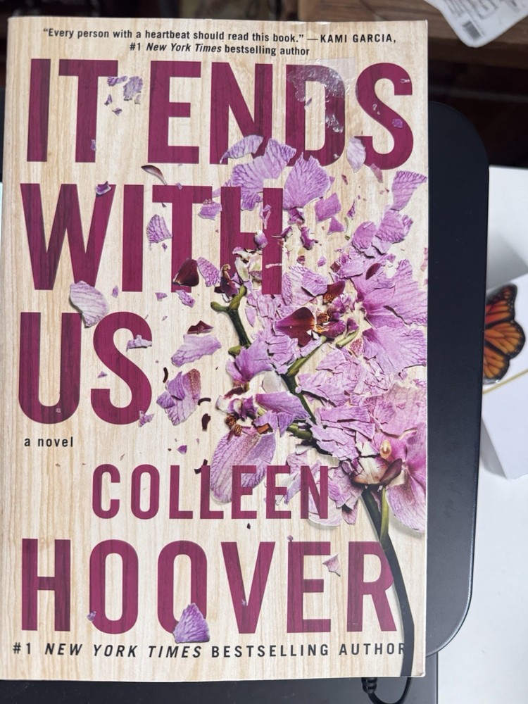 It Ends with Us : A Novel by Colleen Hoover (2016, Trade Paperback)