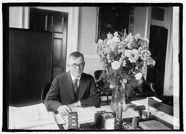 Photo:Henry C. Wallace Secretary of Agriculture at Desk with Flowers 1922
