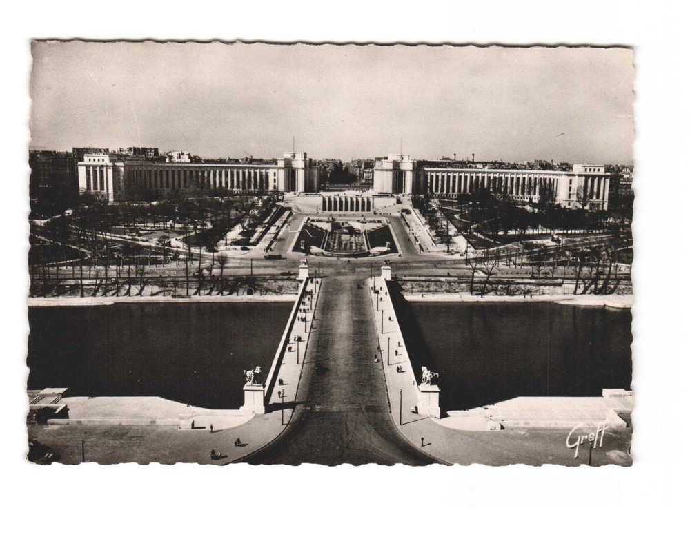 Paris Le Palais de Chaillot Vintage Postcard Unposted