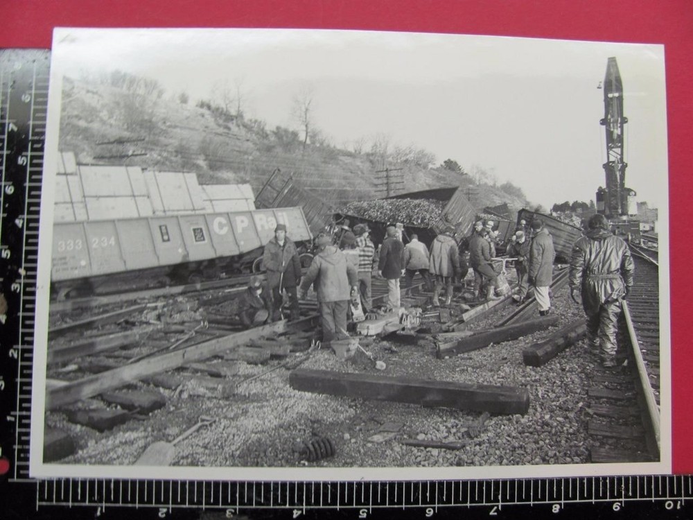 PHOTO of CANADIAN PACIFIC RAILROAD WRECKING CRANE WORKING FREIGHT TRAIN WRECK