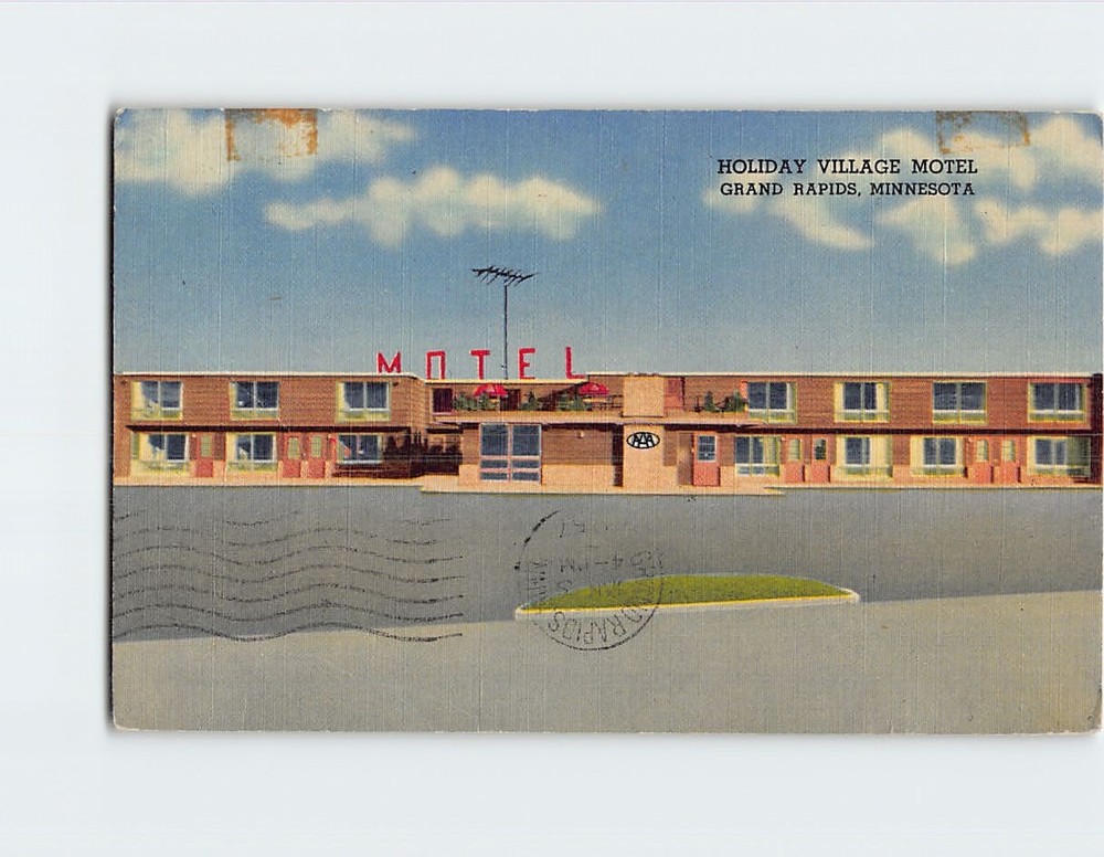 Postcard Holiday Village Motel Grand Rapids Minnesota USA