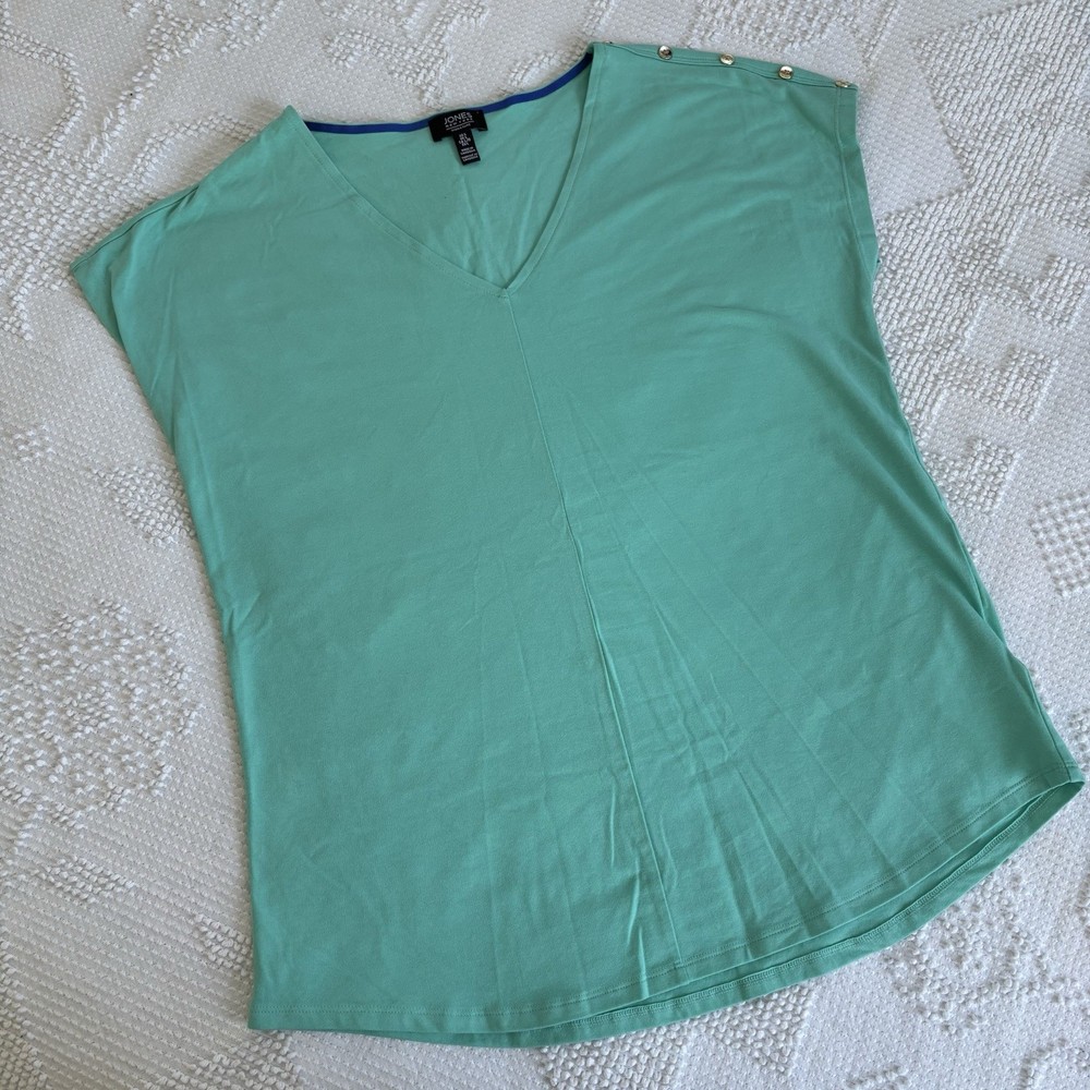 Jones New York women’s size large green v neck top with button detailing