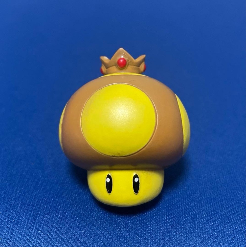[RARE] 2008 Mario Kart Wii Golden Mushroom Magnet Figure BANDAI