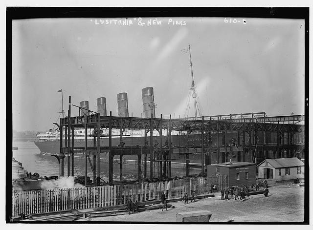 Photo:LUSITANIA docking at new Hudson River piers,November 20,1908,people