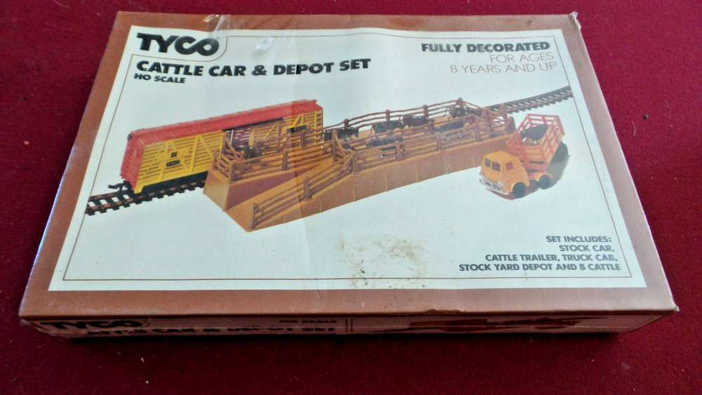 HO Scale TYCO CATTLE CAR & DEPOT SET For TRAIN LAYOUT BUILDING. NEW IN BOX...