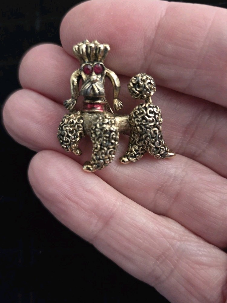 VINTAGE  POODLE DOG Brooch Gold Tone Red Rhinestone Eyes & Collar