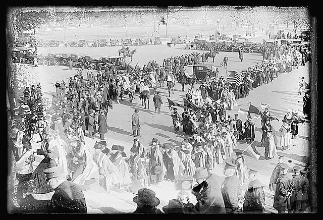 Photo:Washington DC Suffragettes 1917 Women's Suffrage Parade Crowd