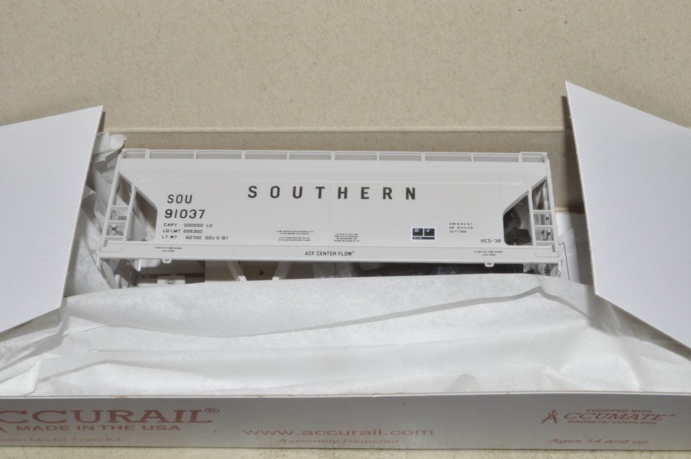 HO scale Accurail ACF 2 bay covered hopper car train KIT Southern Ry 91037