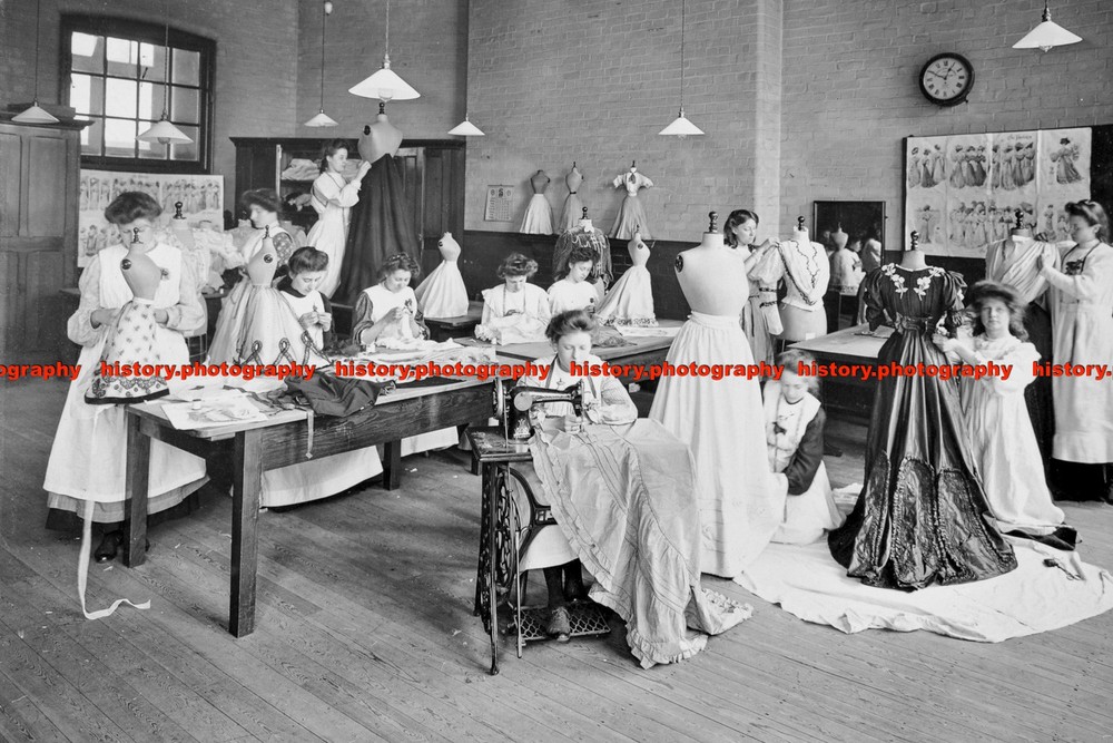F001646 Dressmaking class Borough Polytechnic Southwark London 1907