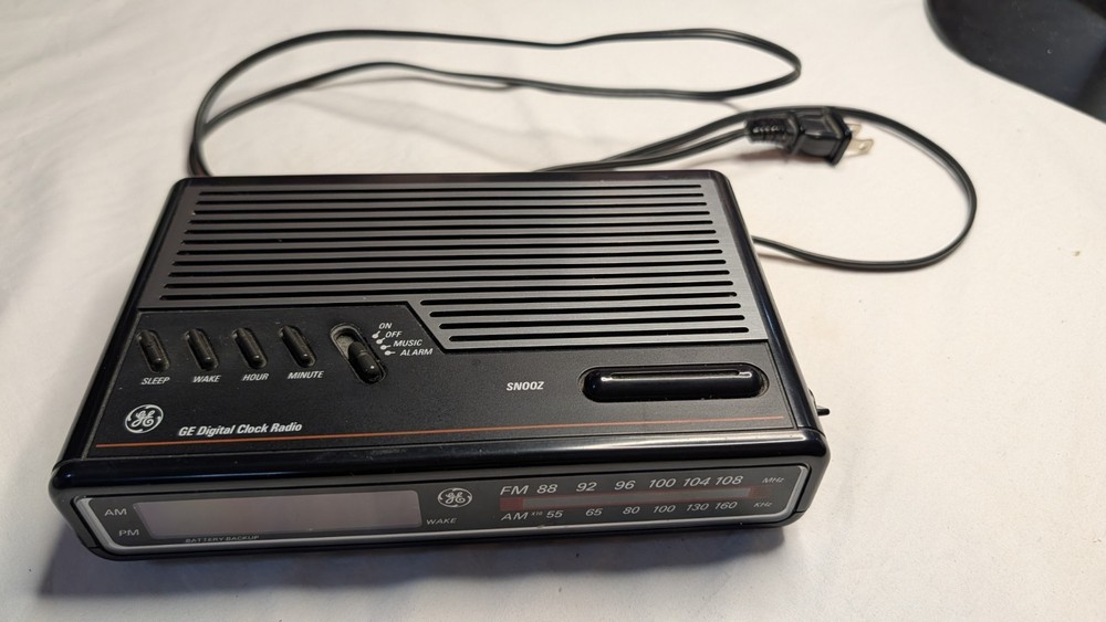 GE (7-4612BKA) Digital Radio Alarm Clock AM / FM Radio w/ Snooze & Battery Cover