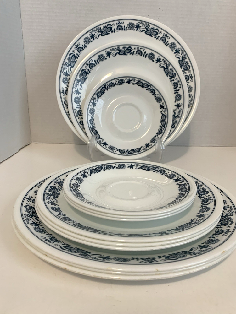 Vtg Corelle Old Town Blue Onion 12 pc Set - 4 Dinner 4 Lunch & 4 Saucers