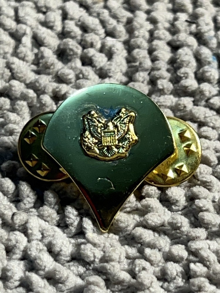 Beautiful Unisex Gold Tone Pin Brooch Small Classic