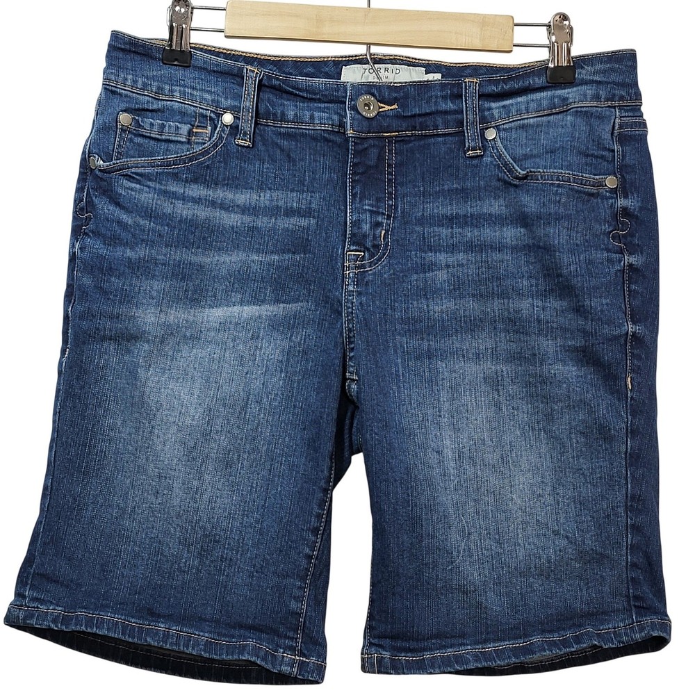 Torrid Denim Medium Wash Stretch Bermuda Shorts Womens Size 10 Mid Rise 5-Pocket