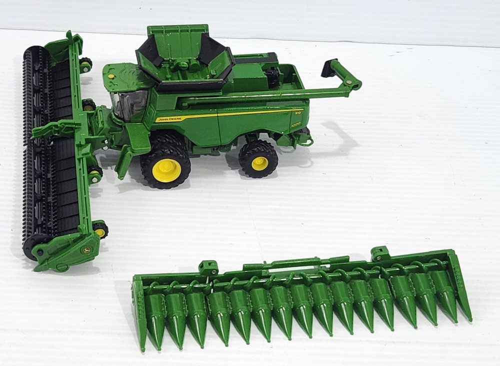 John Deere  1:32 X9 1000 Combine Prestige Collection Corn Bean Heads Excellent