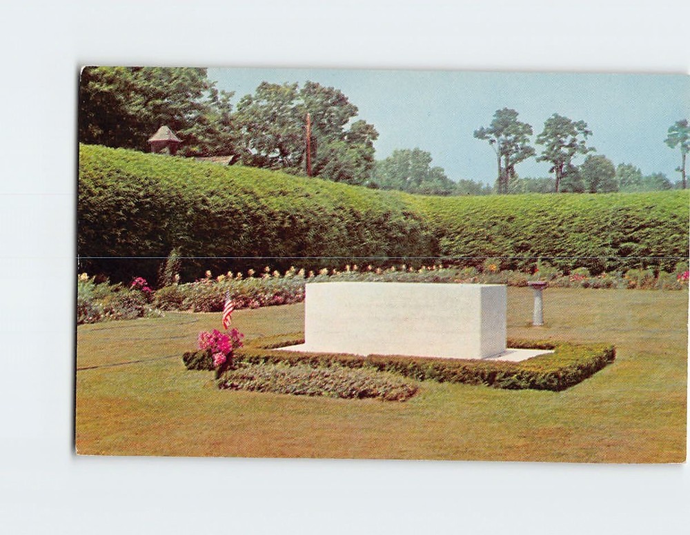 Postcard Franklin Delano Roosevelts grave Hyde Park USA