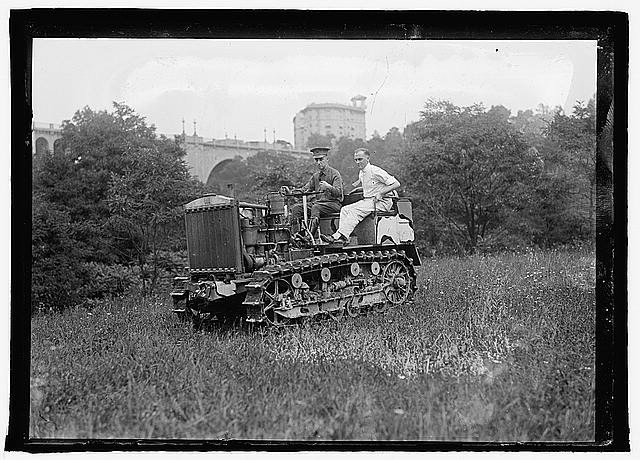 Photo:Washington DC Secretary of War Baker 1918 artillery tractor