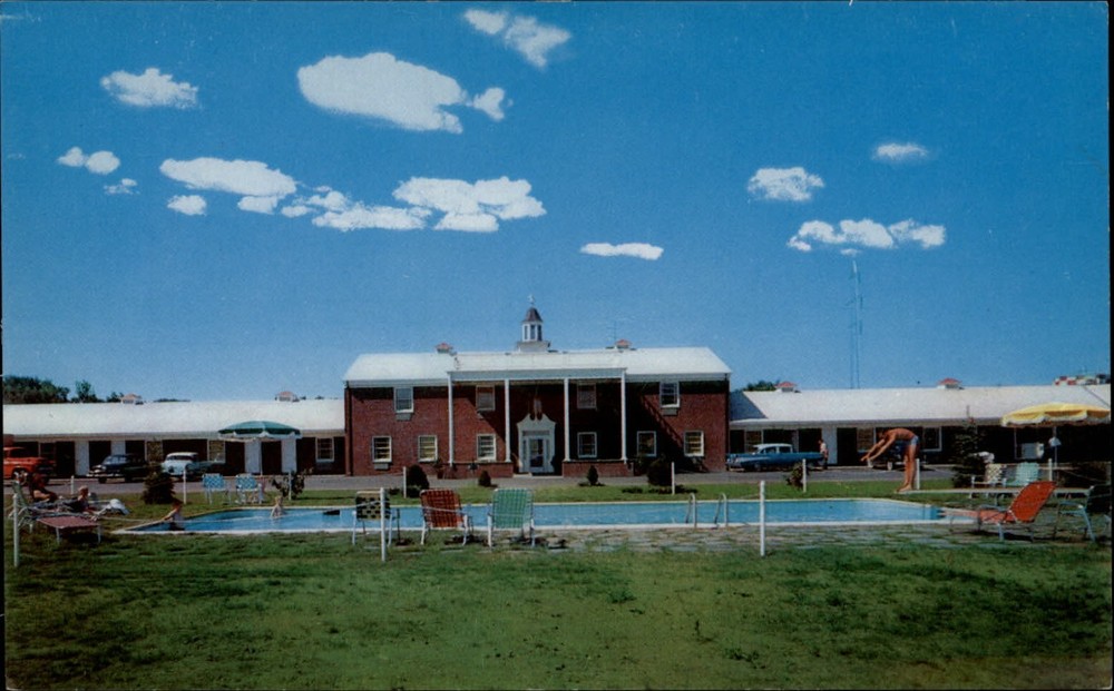 Utica New York Motel Hamilton swimming pool ~ unused postcard sku085