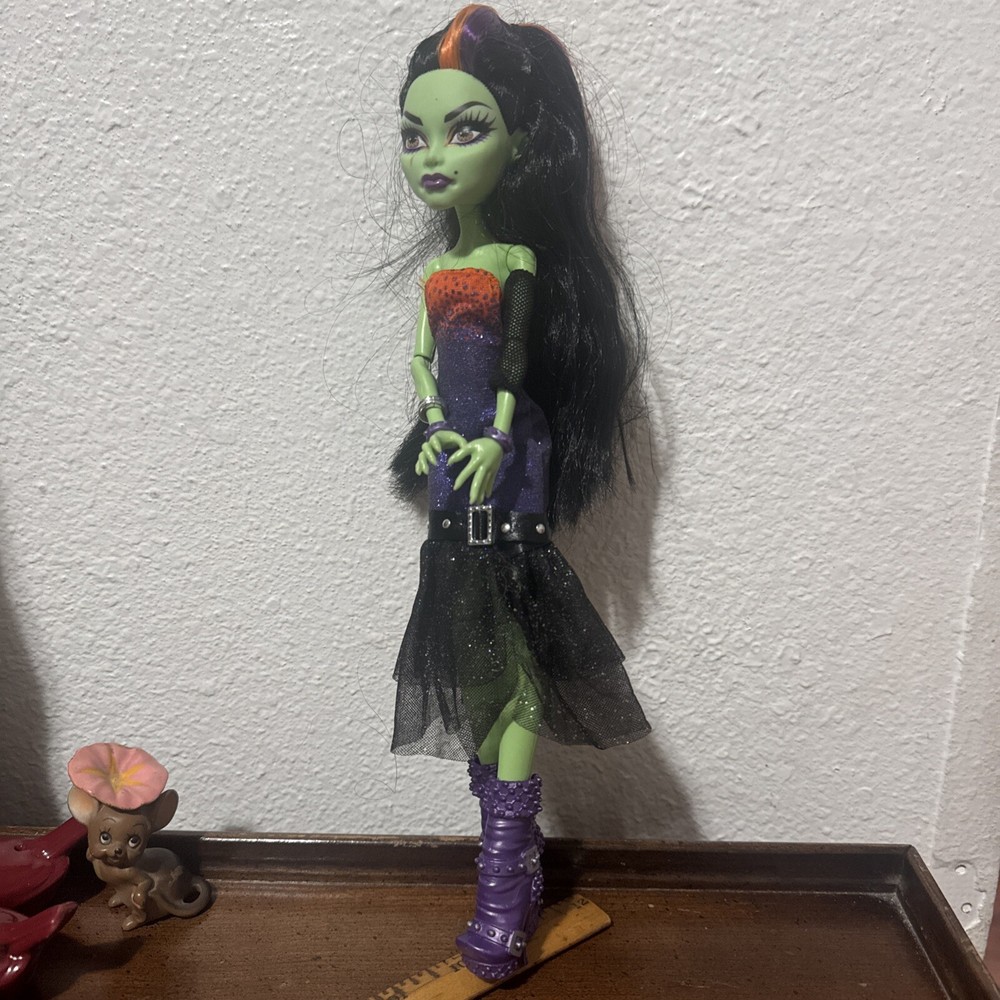 Monster High Doll CASTA FIERCE WITCH SINGER HALLOWEEN With Boots