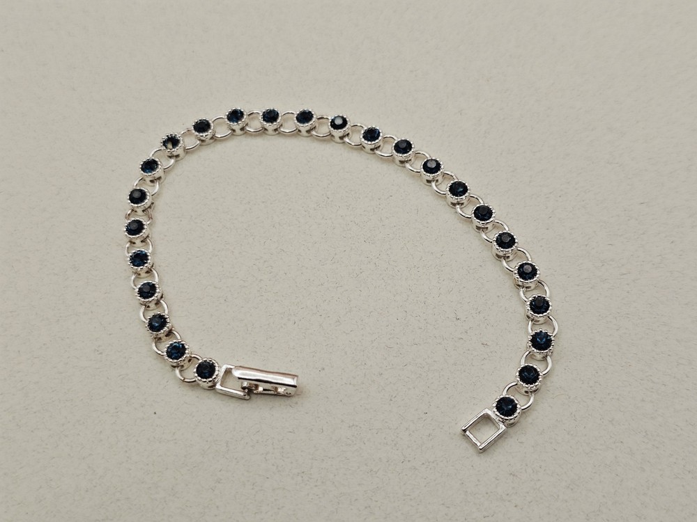 Avon Tennis Bracelet Silver Tone Blue Rhinestones Shiny Sparkly Signed ✨️🎁
