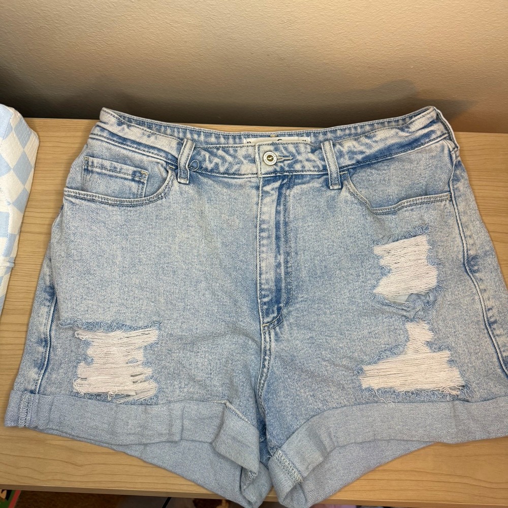 Hollister Women’s Distressed Cuffed Size 13/W31 Ultra High Rise Mom Shorts 3”