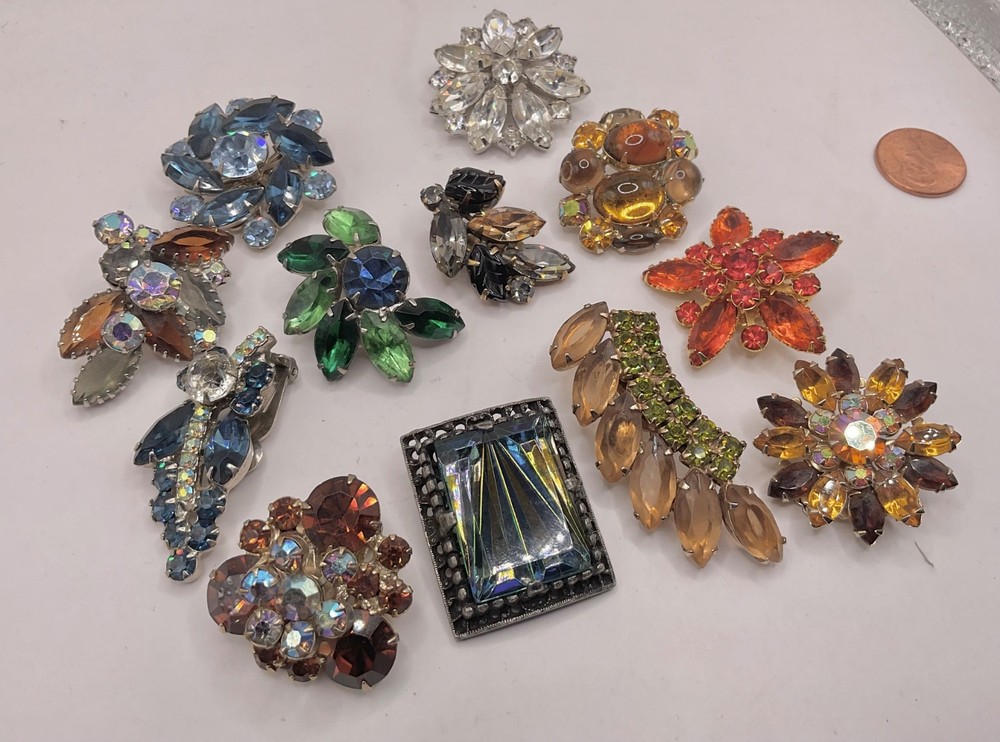 NICE vintage lot SINGLE CLIP EARRINGS, color RHINESTONES for craft, some signed