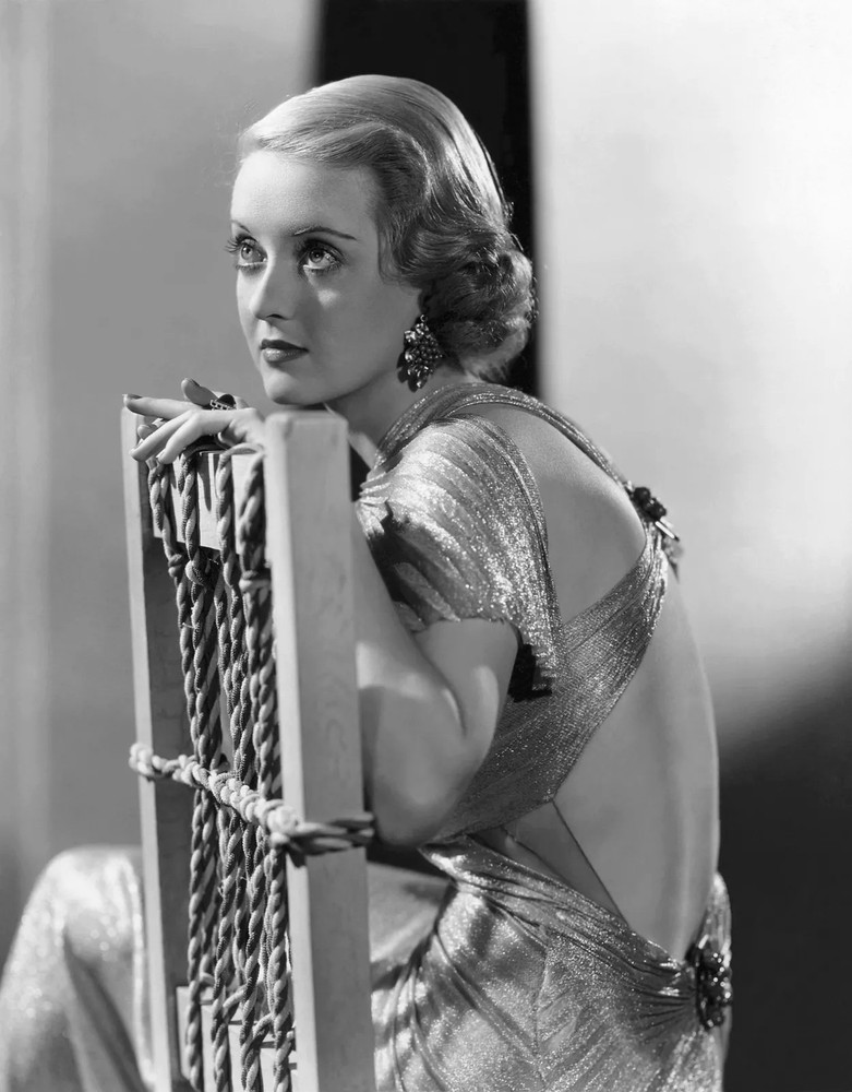 GLOSSY PHOTO PICTURE 4x6 Bette Davis Bordertown Sitting Black And White