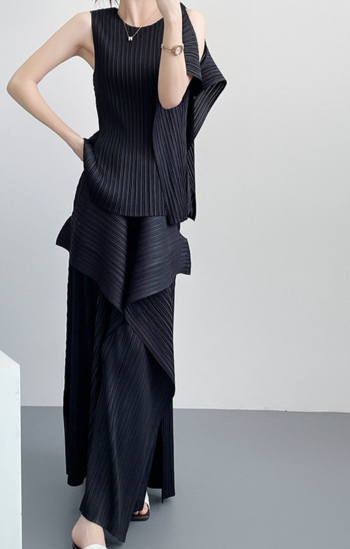 Issey Miyake pleated vest and wide-leg trousers irregular two-piece set Black