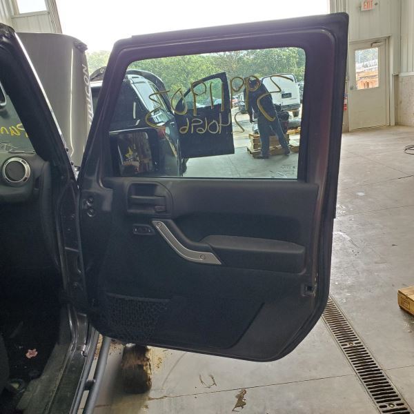 TJ        2016 Front Door Trim Panel 1026359