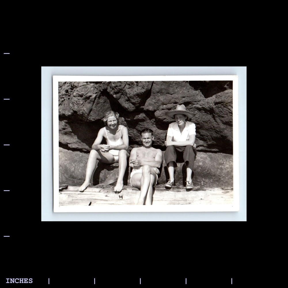 Old Vintage Photo LEGGY WOMEN SHIRTLESS MAN HUNK BEEFCAKE