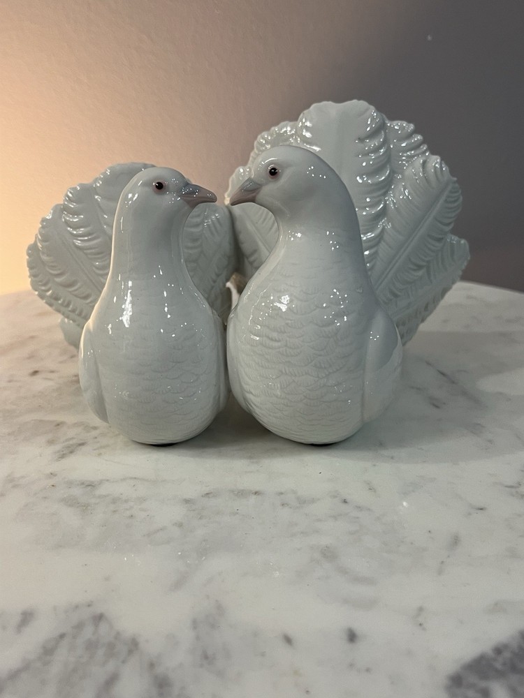 Lladro Couple Of Doves Porcelain Figurine H 5 W 9”