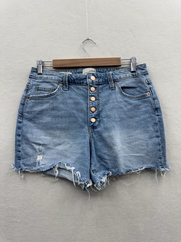 Universal Thread Women’s 8/29 Vintage Midi Shorts Denim Blue Distressed