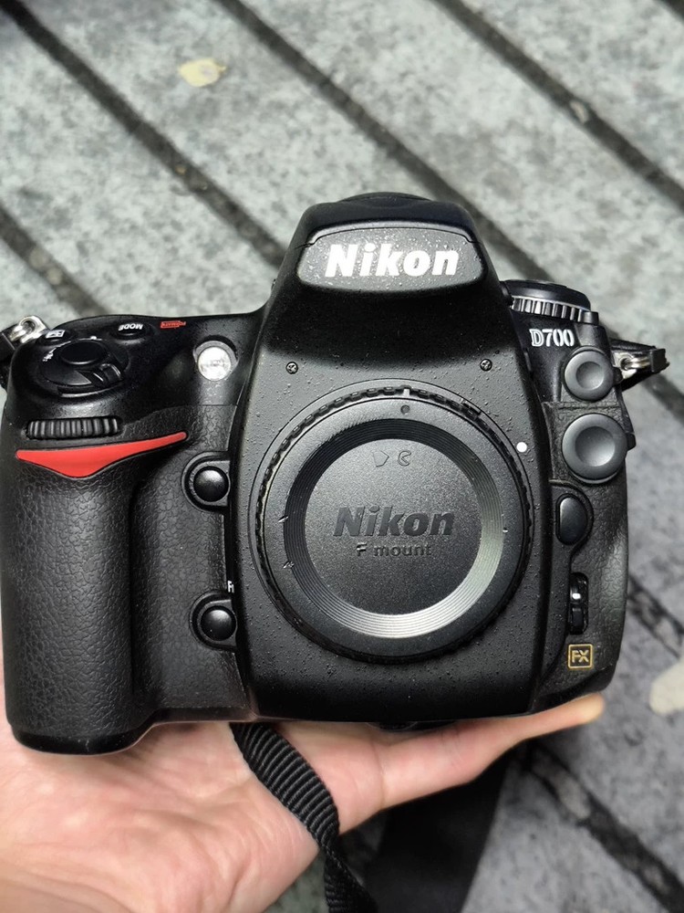 Nikon D700 12.1MP Digital SLR Camera Body Near mint