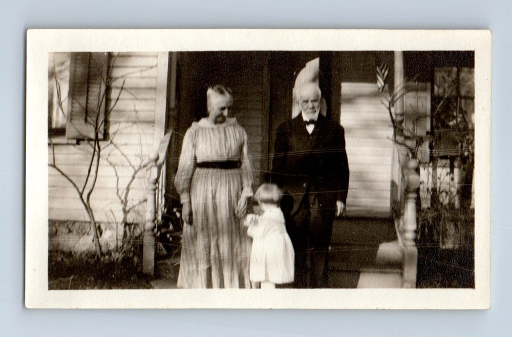 Old Vintage Photo OLDER ELDERLY MAN WOMAN AND GIRL OUTSIDE HOUSE SNAPSHOT