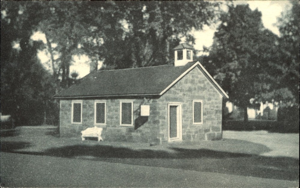 Bedford Museum New York ~ former schoolhouse stone jug ~ 1940s vintage postcard