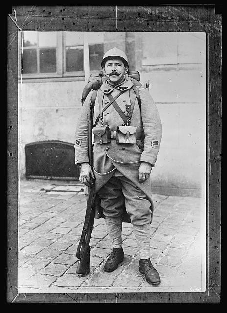 Photo:WWI French Soldier 1915-1920 World War I Uniform Rifle Backpack
