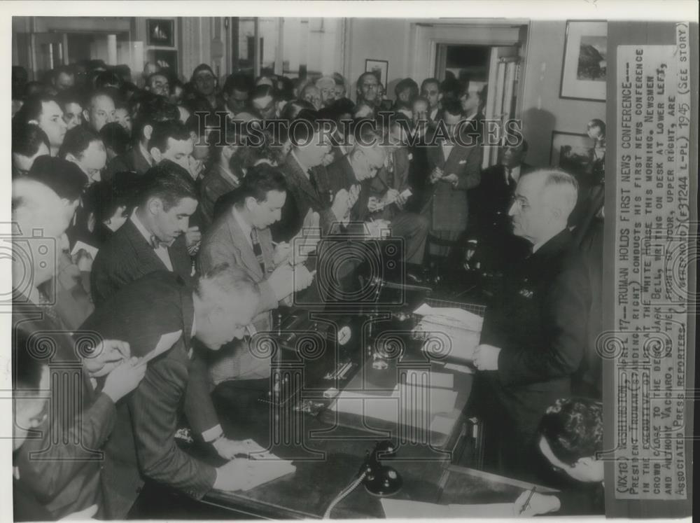 1945 Press Photo President Truman holds first news conference at White house.