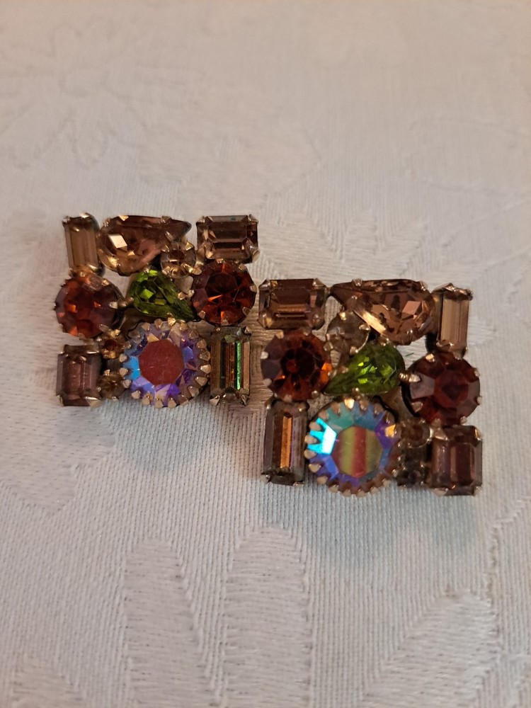 Vintage Weiss Clip On Earrings Rhinestones Gold Tone Prong Setting