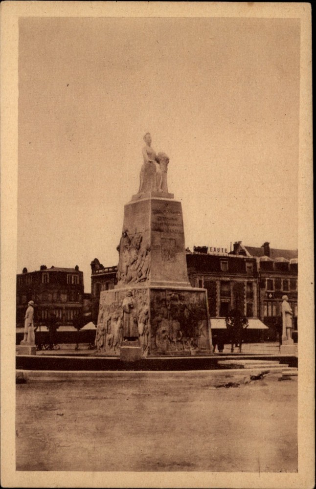 Monument aux Morts Soissons Aisne France vintage postcard s909