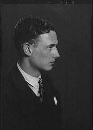 Photo:August Pabst Portrait Photograph 1924 Man Studio Profile
