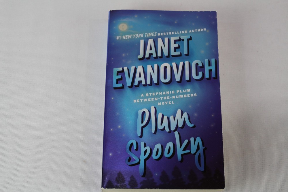 Plum Spooky : A Stephanie Plum Between the Numbers Novel by Janet Evanovich