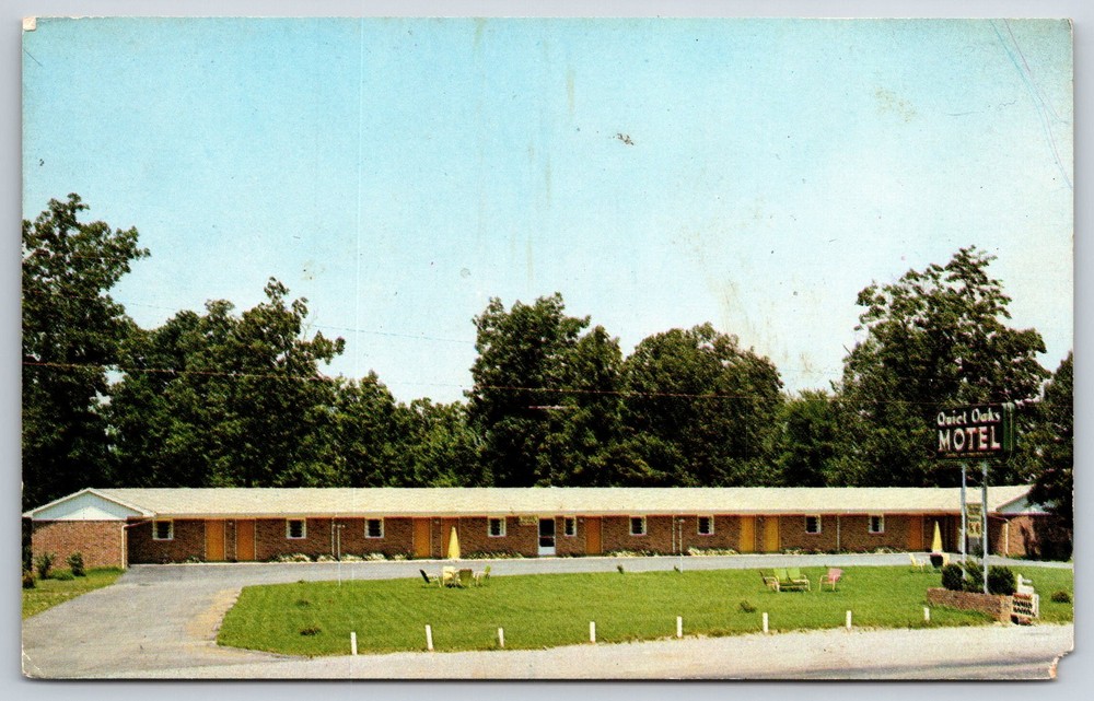 Roadside~Fayetteville Tennessee~Quiet Oaks Motel Sign & Parking Area~Vintage PC
