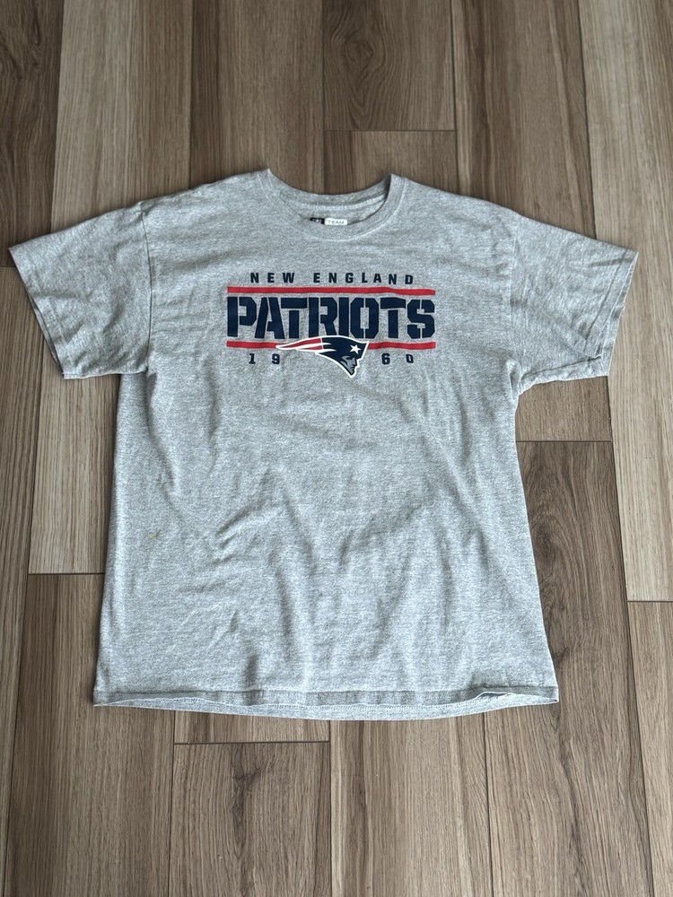 New England Patriots Gray T-Shirt NFL Team Apparel Football Graphic Men’s Large