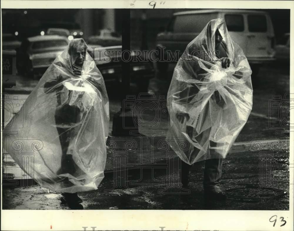 1984 Press Photo Men Covered in Plastic in the Rain, New Orleans, Louisiana